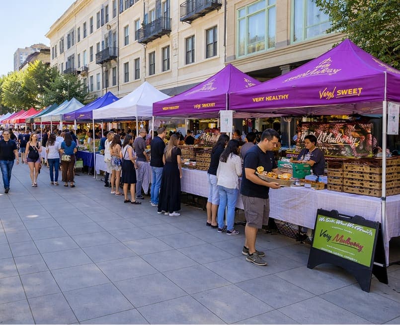 Puesto de Very Mulberry en un mercado de agricultores local
