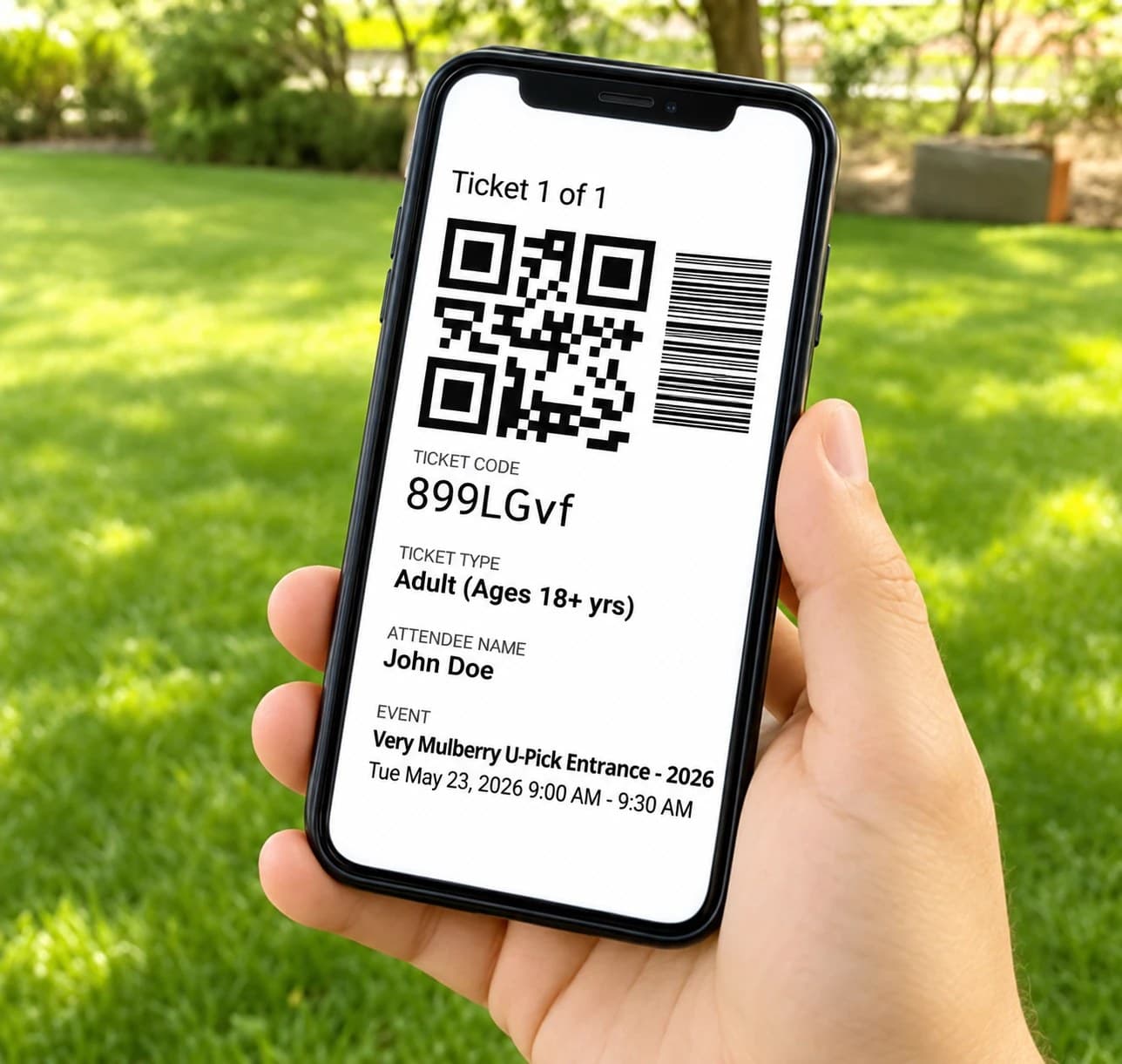 Visitante mostrando un código QR de registro en su teléfono en la granja