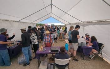 Посетители регистрируются под белым приветственным шатром на ферме Very Mulberry