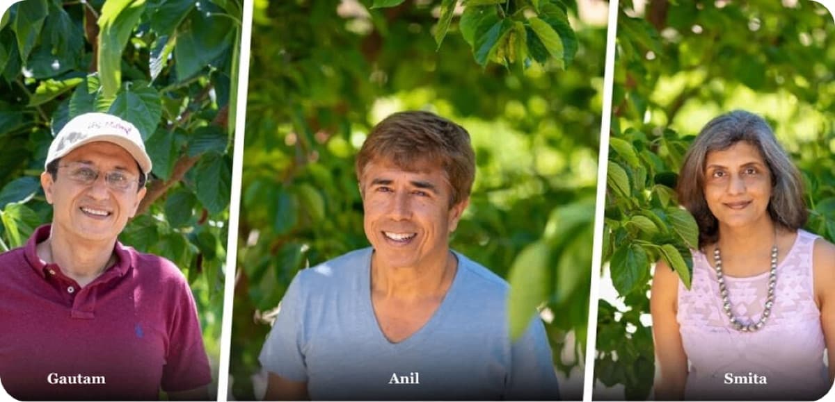 Retratos de tres integrantes del equipo, Gautam, Anil y Smita, sonriendo frente al follaje del huerto
